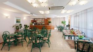 ห้องอาหารหรือที่รับประทานอาหารของ Hotel Joli