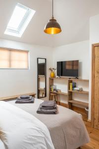 ein Schlafzimmer mit einem Bett mit zwei Handtüchern darauf in der Unterkunft Luxury City Centre Accommodation Sleeping 2 in Norwich