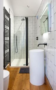 ein Badezimmer mit einer Badewanne, einem WC und einem Waschbecken in der Unterkunft Luxury City Centre Accommodation Sleeping 2 in Norwich
