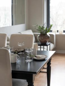 uma mesa com copos de vinho na sala de estar em Modern, ruhig, gemütlich: 2 Zimmer Wohnung in bester Lage nahe Alster + Stadtpark em Hamburgo