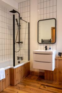 y baño con lavabo y espejo. en Stylish Quayside Apartment with River View en Norwich