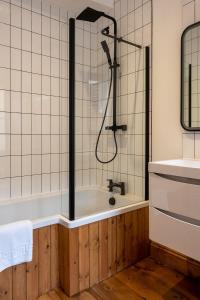 y baño con ducha y bañera. en Stylish Quayside Apartment with River View en Norwich