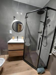 uma casa de banho com um chuveiro e um lavatório. em L3 Warsaw Apartments Sauna&Gym em Varósvia