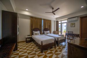 een hotelkamer met een bed en een balkon bij ASHOK VILLA in Jaipur