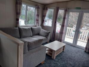 Uma área de estar em Bluebell corner - with small enclosed decking