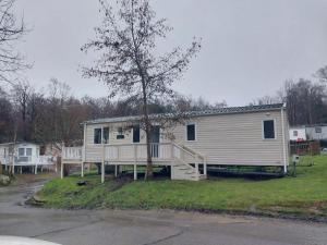 Casa blanca con porche y árbol en Bluebell corner - with small enclosed decking en Hastings