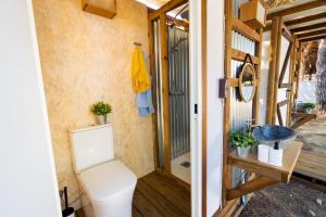 a bathroom with a toilet in a tiny house at Kampaoh Isla Cristina in Isla Cristina