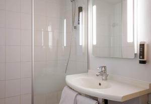 B&B HOTEL Marseille Centre Vieux Port的一间浴室