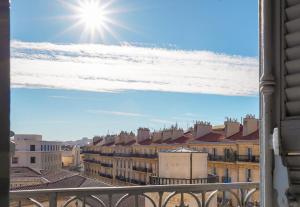 uma vista a partir de uma janela de uma cidade com o sol em B&B HOTEL Marseille Centre Vieux Port em Marselha