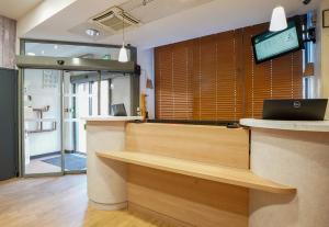 马赛B&B HOTEL Marseille Centre Vieux Port的大堂配有带笔记本电脑的书桌 更多16张照片
