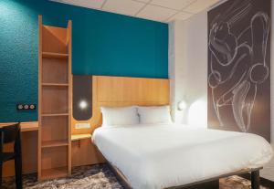 B&B HOTEL Marseille Centre Vieux Port客房内的一张或多张床位