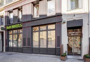 马赛B&B HOTEL Marseille Centre Vieux Port的街道上建筑物的店面