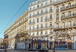 马赛B&B HOTEL Marseille Centre Vieux Port的一座大楼，前面停满了汽车
