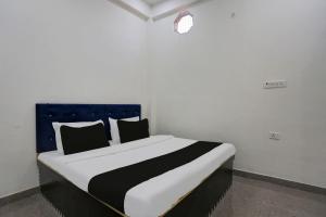 Een bed of bedden in een kamer bij OYO Flagship Bluemoon Anantram
