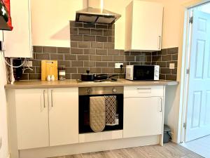 Kuchyň nebo kuchyňský kout v ubytování Cosy Modern 2 Bedroom Apartment bedroom with ensuite bathroom - Neath Road Port Talbot Near Briton Ferry Train Station