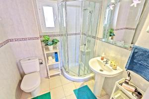 a bathroom with a shower and a toilet and a sink at Plaza de Toros 3-Bedroom Apartment with Balcony in El Puerto de Santa María