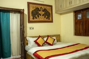 Un pat sau paturi într-o cameră la Nature's Vibe Homestay - Hill View - Nainital - Kainchi Dham