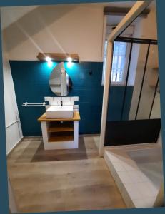 baño con lavabo blanco y pared azul en Gîte de Vernelle - Saint Pierre en Auge, en Bretteville-sur-Dives