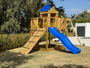 un set di giochi in legno con scivolo e parco giochi di Kyamon Estate Luxury Villa a Chania