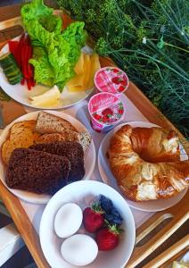 Hannaksen tila - Tentsiles في كوربو: طاولة بها أطباق من الطعام والخبز والفواكه