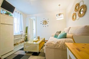 een woonkamer met een bank en een tafel bij Acogedor y coquetísimo apartamento de diseño muy, muy, muy Centrico in Sevilla