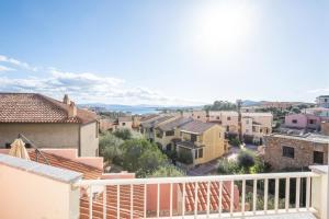 - une vue sur la ville depuis le balcon d'une maison dans l'établissement Tramontana vista mare 300m dalla spiaggia, à Golfo Aranci