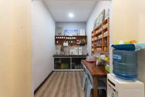 un farmacéutico con una mesa en una habitación en Capital O 89344 Labuan Avenue Hotel, en Labuan