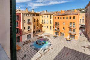 una vista aérea de un patio con edificios en Flateli Pou Rodó 3, en Girona