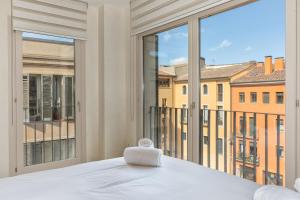 1 dormitorio con cama y ventana grande en Flateli Pou Rodó 3, en Girona