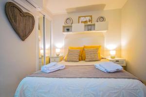 een slaapkamer met een bed met twee handdoeken erop bij Acogedor y coquetísimo apartamento de diseño muy, muy, muy Centrico in Sevilla