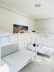 Cette chambre comprend 2 lits superposés et un mur. dans l'établissement Hostal Costa Coruña, à La Corogne