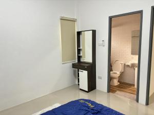a bathroom with a toilet and a mirror at บ้านม่วนใจ๋สันกำแพง in San Kamphaeng +21 photos