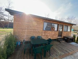 cabina con mesa y sillas en la cubierta en Лятна каравана “Айтата”, en Kiten