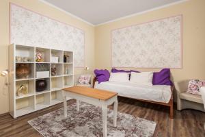 1 dormitorio con cama, mesa y sofá en Camelia & Martina apartments, en Opatija