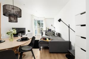 Posezení v ubytování Cozy Black & White Studio in City Center with FREE GARAGE Poznań by Noclegi Renters