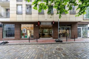 Exteriér nebo vchod ubytování Cozy Black & White Studio in City Center with FREE GARAGE Poznań by Noclegi Renters
