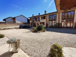 a large house with a driveway in front of it at Al Calar Della Sera in Sommariva del Bosco
