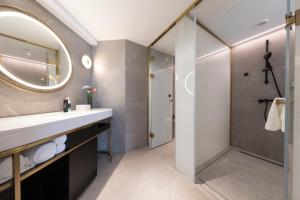 y baño con lavabo y ducha. en Atour Light Hotel Huizhou Jinshanhu Ganghui en Huizhou