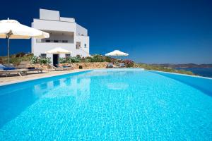 una piscina frente a una villa en Villa Sophia Patmos, en Patmos