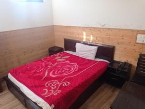 Un ou plusieurs lits dans un hébergement de l'établissement Pinez Guest House , Anantnag