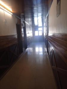 une chambre vide avec un couloir et une fenêtre dans l'établissement Pinez Guest House , Anantnag, à Anantnāg