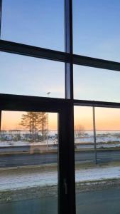 uma vista a partir de uma janela com vista para o oceano em Spacious loft apartment with a lake view em Tampere