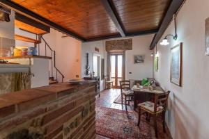 サン・ジミニャーノにあるAppartamento La Roccaのカウンターとテーブル付きのキッチンが備わります。