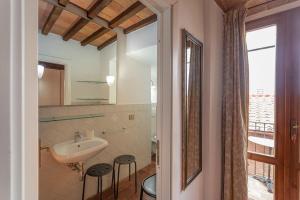 サン・ジミニャーノにあるAppartamento La Roccaの洗面台と鏡のあるバスルーム +12枚の写真