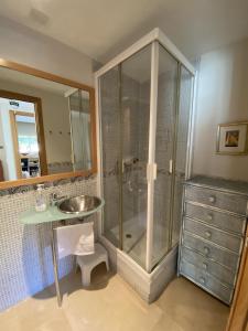 a bathroom with a sink and a glass shower at TarracoHomes-TH138 Townhouse Altafulla cerca del Castillo in Altafulla