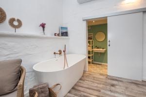 Koupelna v ubytování Encant de Alaior Boutique Hotel + 37 fotografií