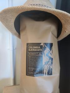 a bag of colombian alternative cheese in a hat at Tante Tut & Onkel E - B & B - Hotel in Kolby Kås