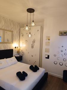 1 dormitorio con 1 cama con 2 toallas negras en Casa Blanca en Sevilla