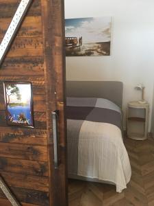 um quarto com uma cama e uma porta de correr no celeiro em Ferienwohnung Nr 4 - b50457 em Wunstorf