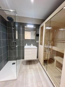 パス・ダ・ラ・カザにあるSOL4CONFORTのバスルーム(シャワー、シンク付)